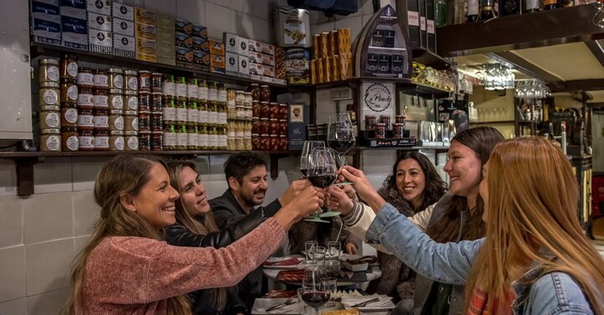 Tour gastronómico con tapas y vino en Barcelona