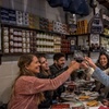 Image 1: Come Como un Local en Barcelona : Tapas, Vino & Tradición