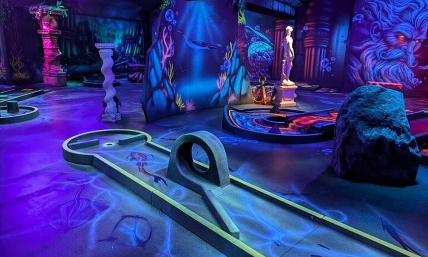 Image 4: Salle d'escalade et minigolf fluorescents Paris Full Day Access