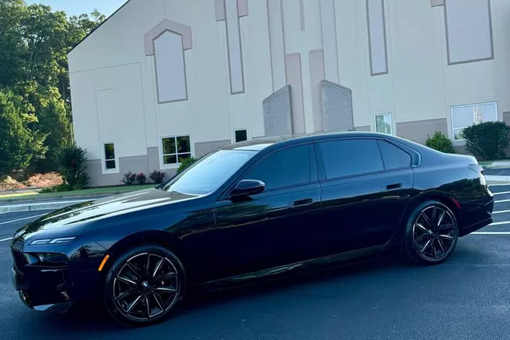Luxury Airport Transfer in a BMW I7 E Drive 50