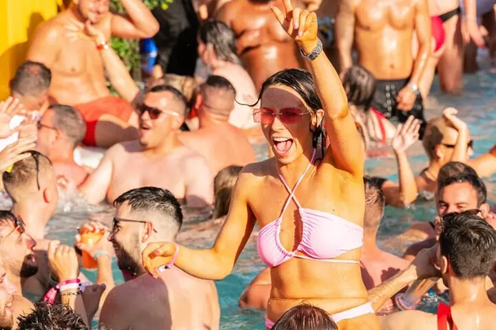 VIP Vegas Pool Crawl: Drinks, Entry & Party Bus