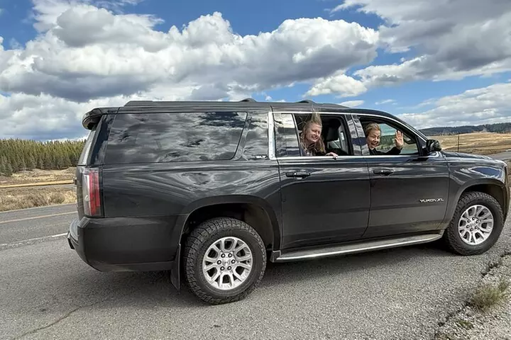 Yellowstone in a Day Private Guided Tour