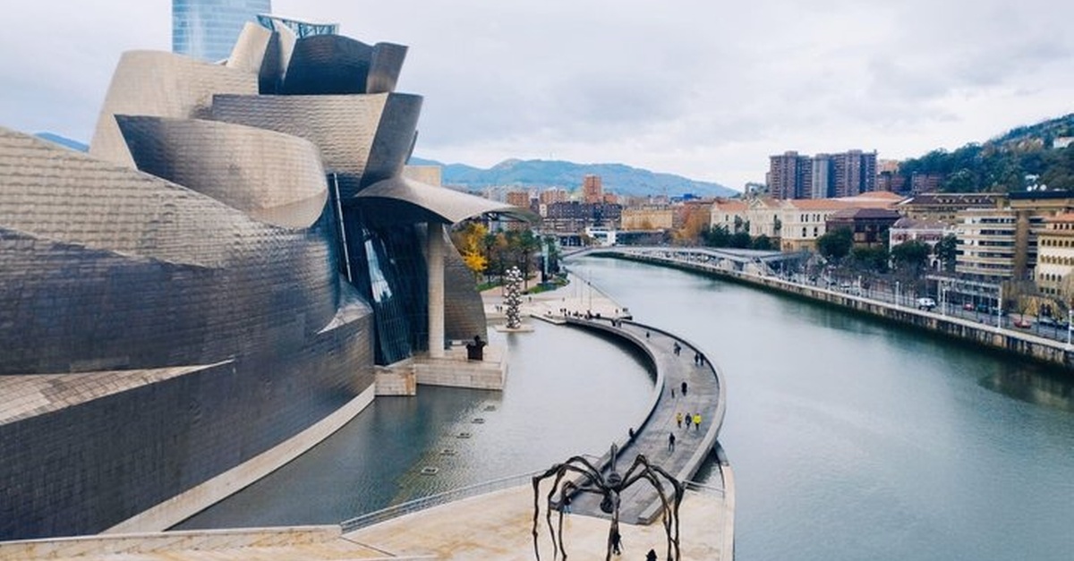 Cartel de Tour privado al Museo Guggenheim Bilbao con guía local
