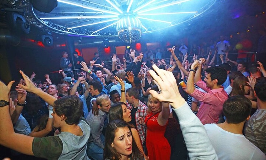 Image 4: Private Pub Crawl in Hamburg mit The Crawl Co