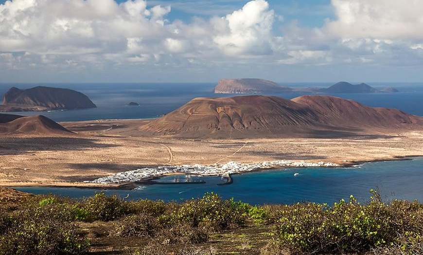 Image 6: Lanzarote: billete de barco ida y vuelta a La Graciosa con wifi