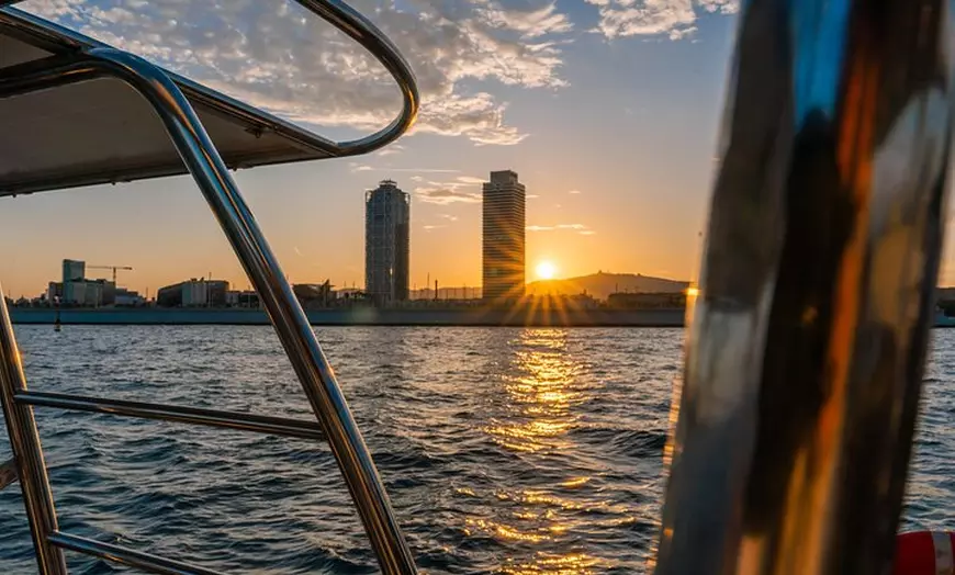 Image 4: Navegación al atardecer en Barcelona con ​​vino y tapas