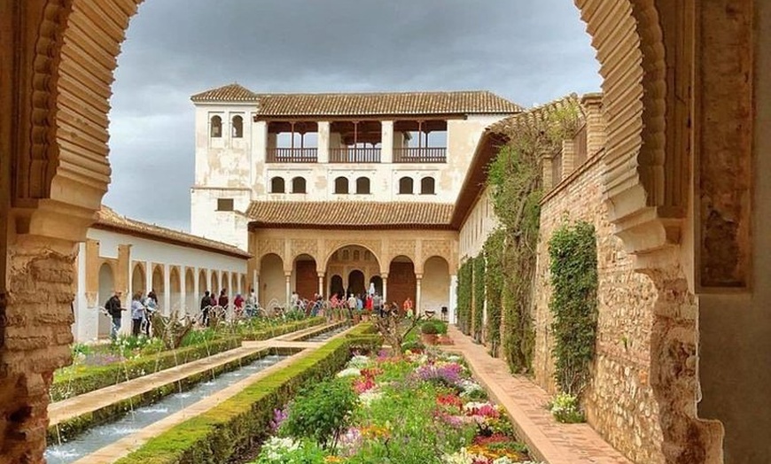 Image 2: Excursión combinada exclusiva de Granada: visita guiada Alhambra + ...