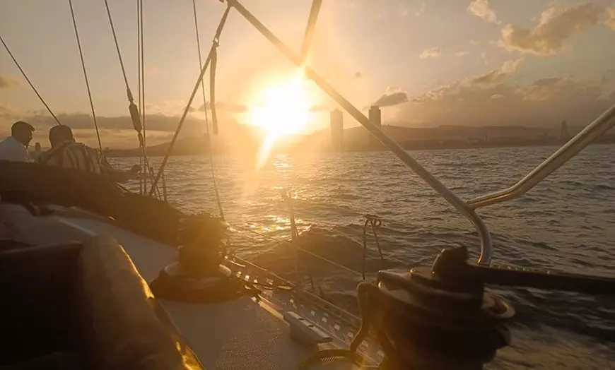 Image 2: Tour en velero al atardecer en Barcelona