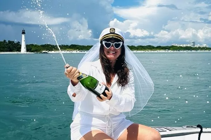 Miami Boat Tour –Day and Night Cruises with Champagne