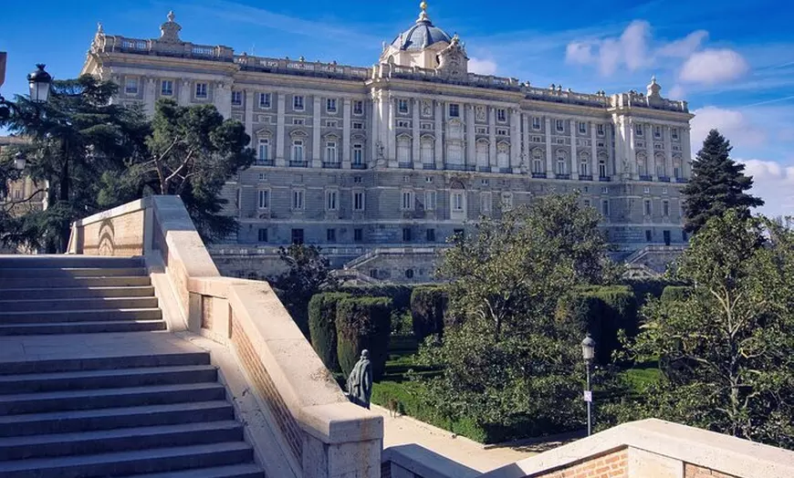 Image 9: Visita guiada al Palacio Real de Madrid para grupos pequeños con ca...