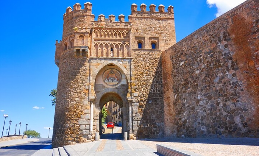 Image 3: Hola Toledo : Privado 2 - Hora Intro Paseo por la ciudad con guía l...