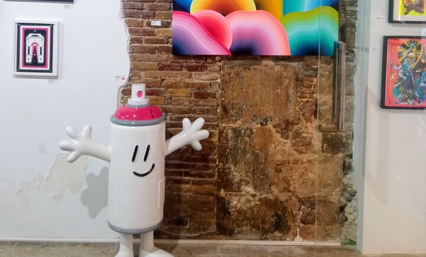 Image 9: Tour privado de galerías de arte con vino en el barrio de arte de B...