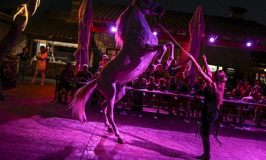 Image 4: Paseo a caballo y barbacoa con Experiencia de vaqueros en espectácu...