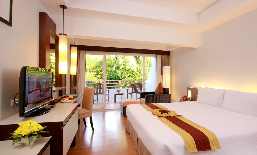 Image 5: ✈ SÜDTHAILAND | Phuket - Patong Resort Hotel 4*, 5 Nächte - Außenpool