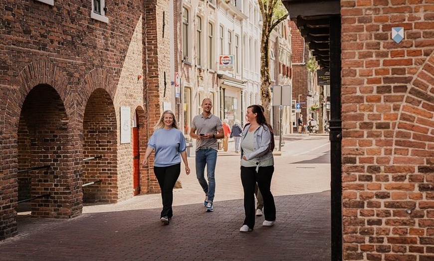 Image 2: Escape Tour Madrid - autoguiado citygame - encontrar la salida secr...