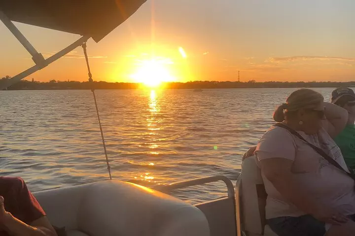 Pontoon Pub Crawl, 5 Lakeside Pubs and Restaurants Visit by Boat