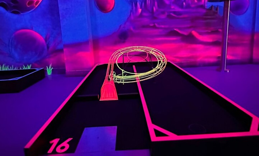 Image 9: Aventura de minigolf interior de 18 agujeros UV Glow en el corazón ...