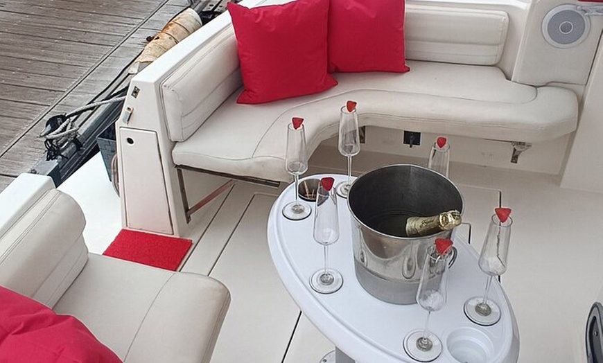 Image 2: Crucero privado de 2 horas en champán de lujo con snorkel