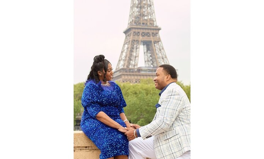 Image 4: Séance photo sur la proposition surprise de la Tour Eiffel