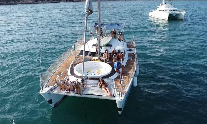Image 4: Tour en Catamaran De 2 Horas con Jacuzzi y Baño en el Mar