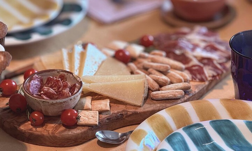 Image 3: Brunch español gourmet en una galería de arte privada oculta