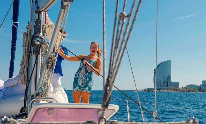 Image 1: Paseo en Velero al Atardecer en Barcelona con Capitán Local