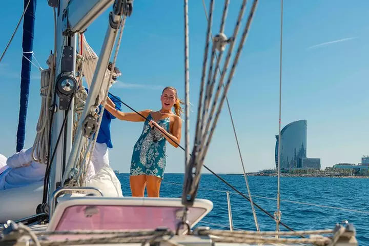 Crucero al atardecer en Barcelona liderado por Young & Local Captain
