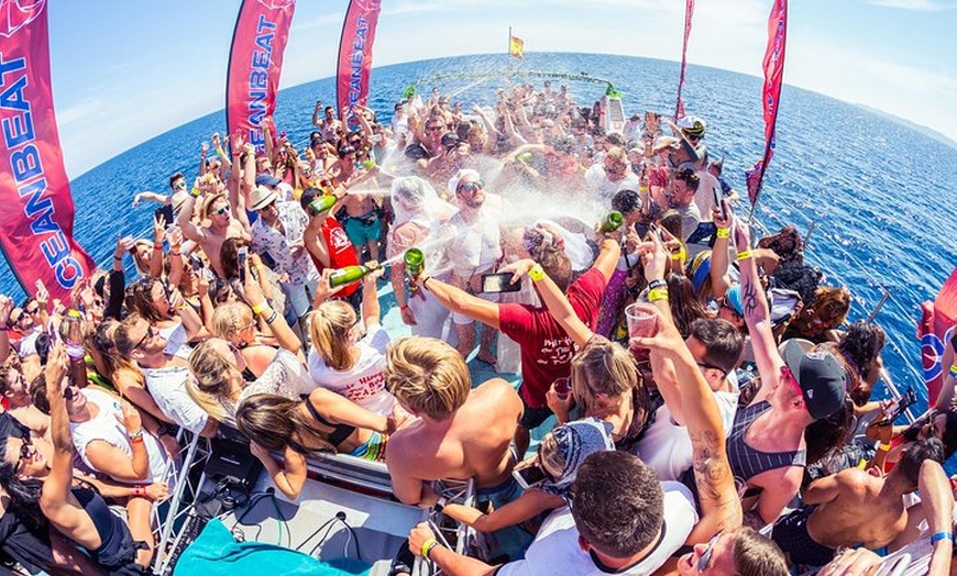 Image 11: Fiesta en barco Oceanbeat en Ibiza con todo incluido