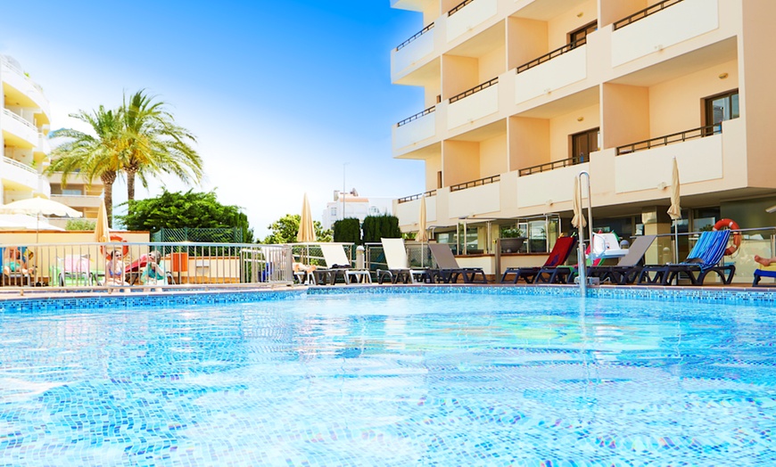 Image 1: ✈ IBIZA | Santa Eulalia del Rio - Invisa Hotel La Cala 4*, 3 nachte...