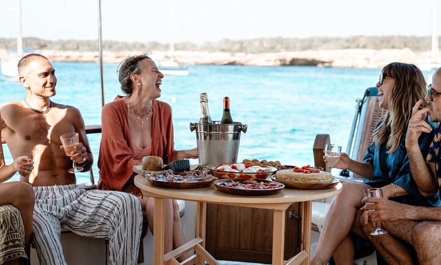 Image 7: Navega hacia el atardecer en un Llaüt balear