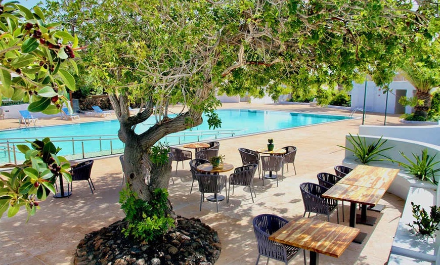 Image 2: ✈ LANZAROTE | Puerto del Carmen - Hotel Casas Heddy 3* - Rooftop sw...