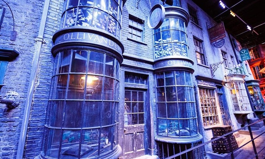 Image 3: Harry Potter Studio Private Transfer London Pick up or Drop off