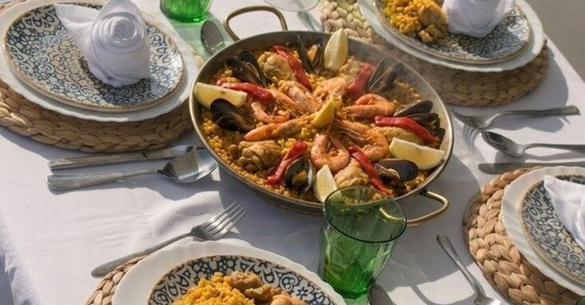 Experiencia gastronómica en catamarán con cena de paella en Barcelona