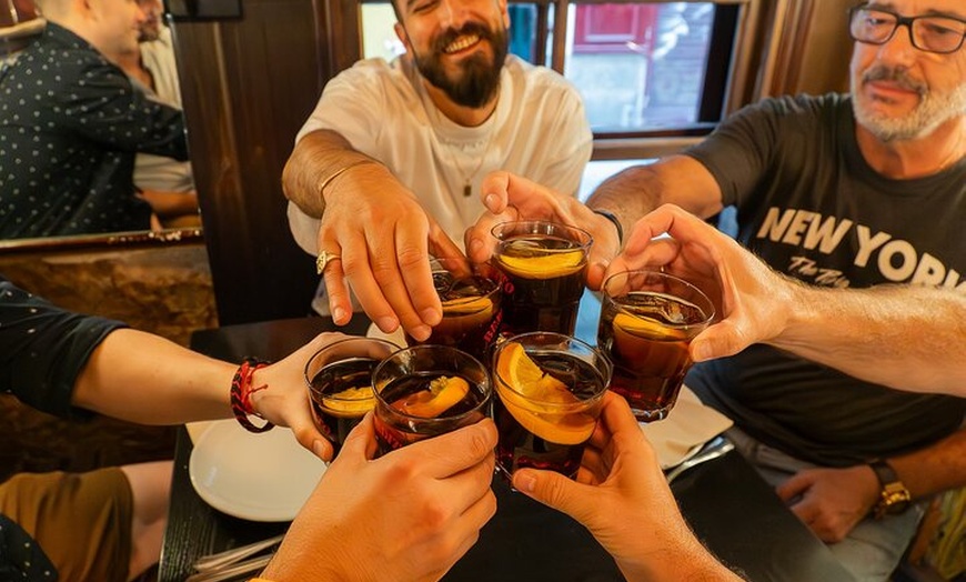 Image 8: Tour en grupo pequeño de tapas y vinos de Madrid con visita al Muse...