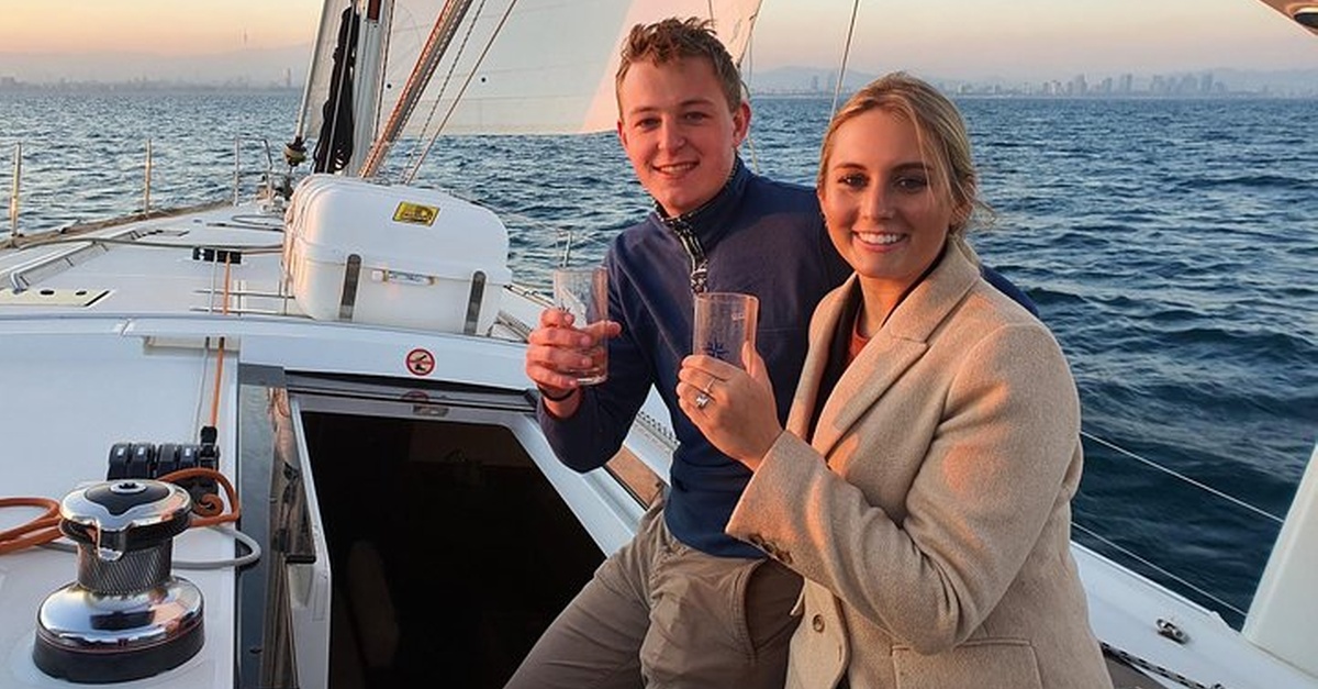 Paseo en velero con aperitivo y barra libre en Barcelona