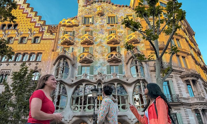 Image 11: Recorrido en bicicleta al amanecer: Barcelona ante las multitudes