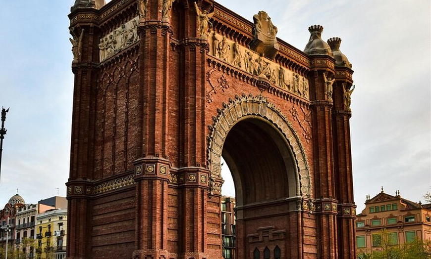 Image 3: Sesión de fotos de Timeless Elegance en Arc de Triomf