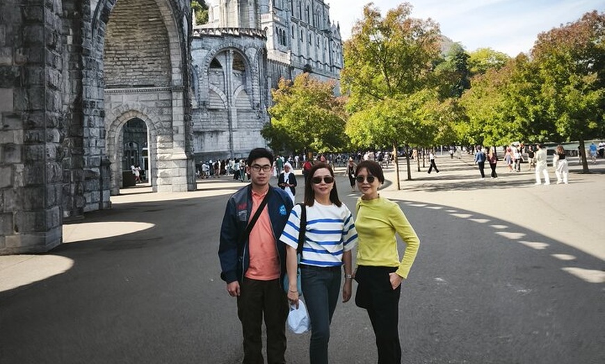 Image 31: Experimente Lourdes con un tour privado y un cómodo transporte