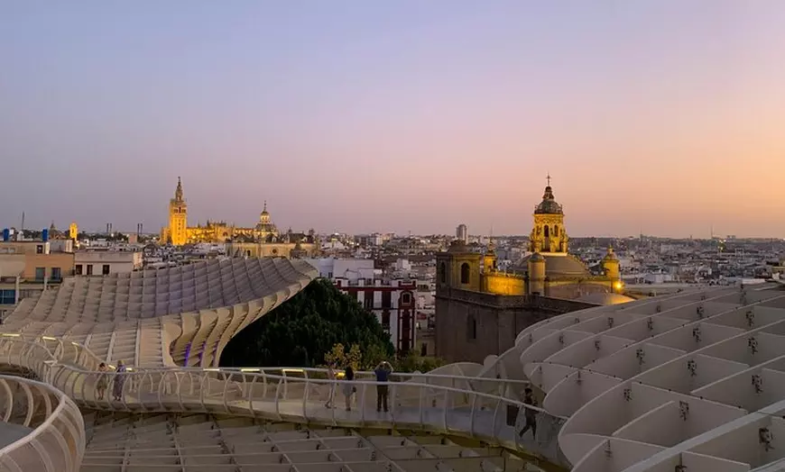 Image 3: Excursión privada de día completo a Sevilla con sesión de fotos gra...