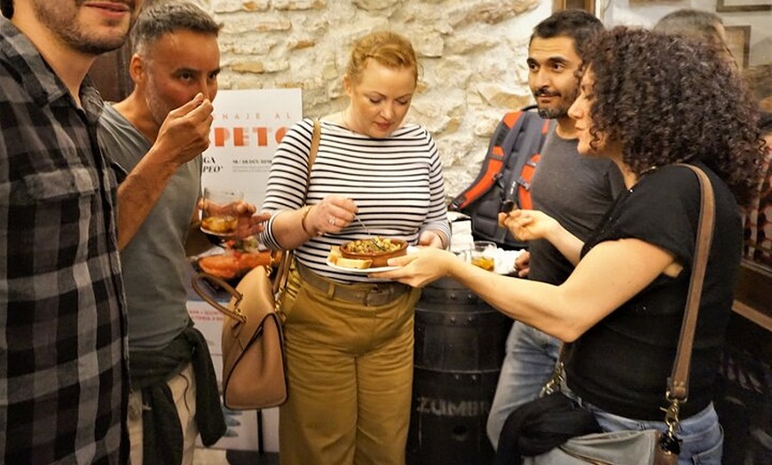 Image 12: Auténtico Tour de Tapas y Vinos en Fuengirola : ¡Come como un local!