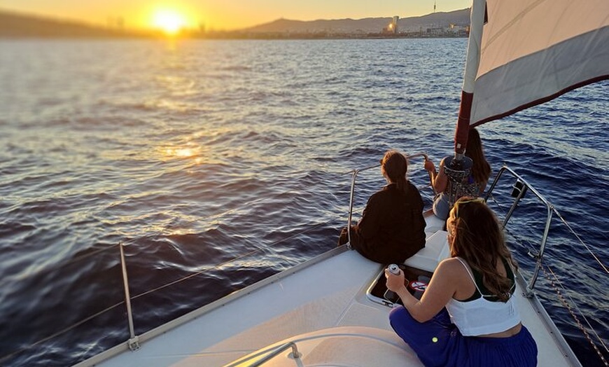 Image 3: Excursión en crucero con barra libre y aperitivos en Barcelona