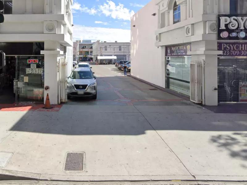 Parking at 922 S. Los Angeles St. Lot