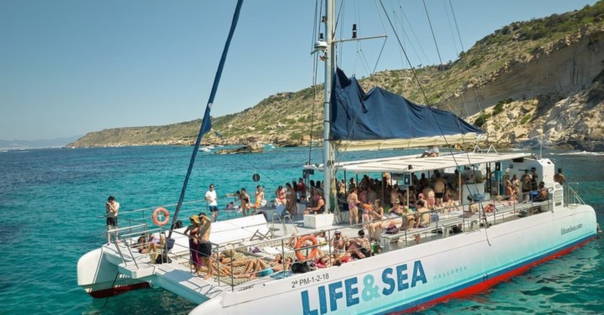 Salida en catamarán por la bahía de Palma desde El Arenal