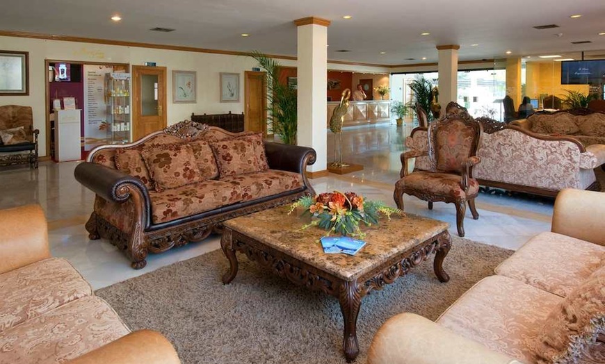 Image 2: ✈ COSTA DEL SOL | Marbella - BlueBay Banús 4*, 3 Nächte - Außenpool