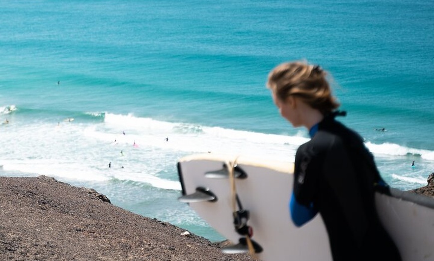Image 4: Aprende a surfear en las interminables playas del sur de Fuerteventura