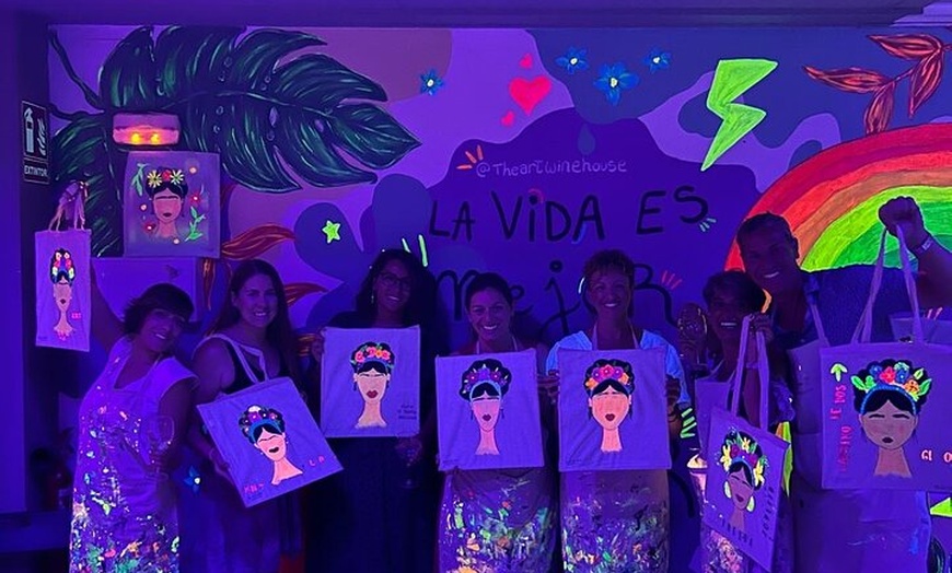 Image 2: Arte y Vino Pinta una Bolsa de Tela Neón y Bebe Vino