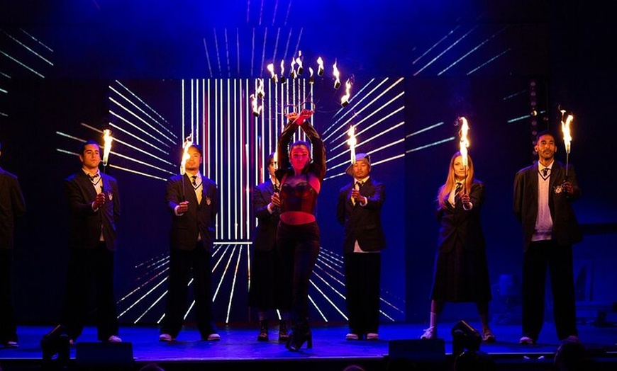 Image 27: Wintergarten Varieté "FLYING LIGHTS" inkl. Flying Steps