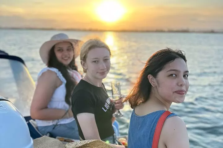 Gold Coast 2 hour Sunset Sailing Cruise with Drinks&Tasting Plate