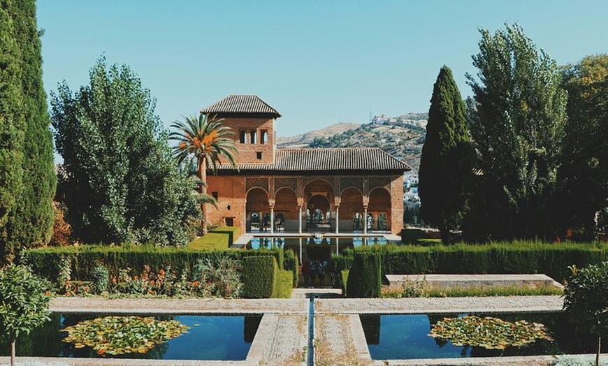 Image 4: Entrada al Palacio de la Alhambra - Joya de la Corona de España