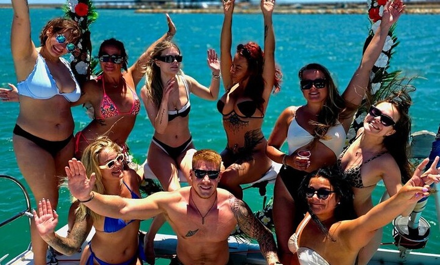 Image 1: Tour en barco por la fiesta del domingo pirata